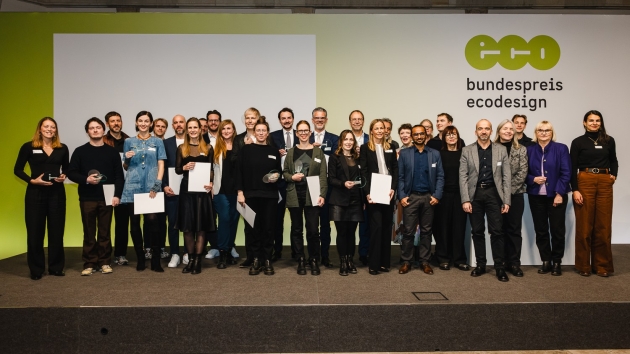 Bundespreis Ecodesign 2023 u.a. für Wepa und Hansgrohe - Gruppenbild der Preisverleihung 2023 - Quelle: Sandra Kühnapfel / IDZ